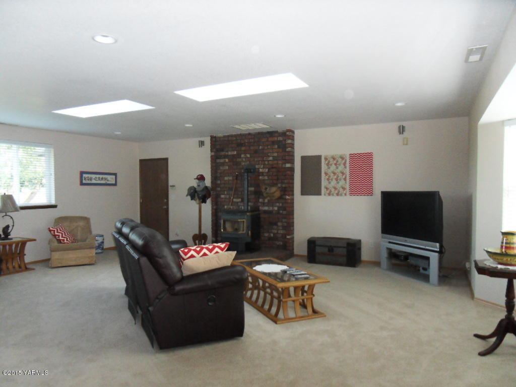 3501 Wiley Road Yakima, WA 98903 - Photo 20 of 31 a living room with furniture and a flat screen tv