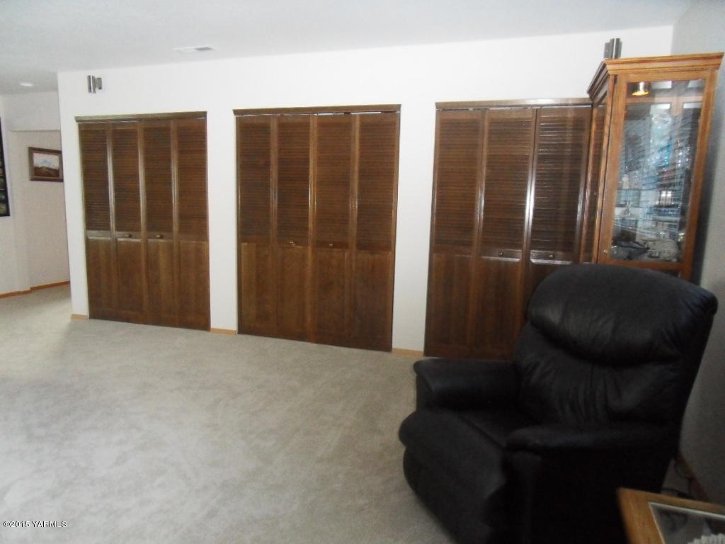 3501 Wiley Road Yakima, WA 98903 - Photo 21 of 31 a living room with furniture and large windows