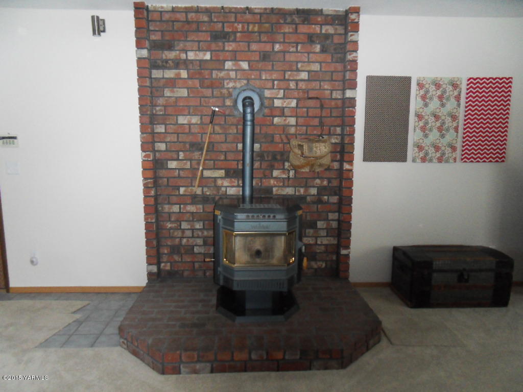 3501 Wiley Road Yakima, WA 98903 - Photo 22 of 31 a living room with furniture
