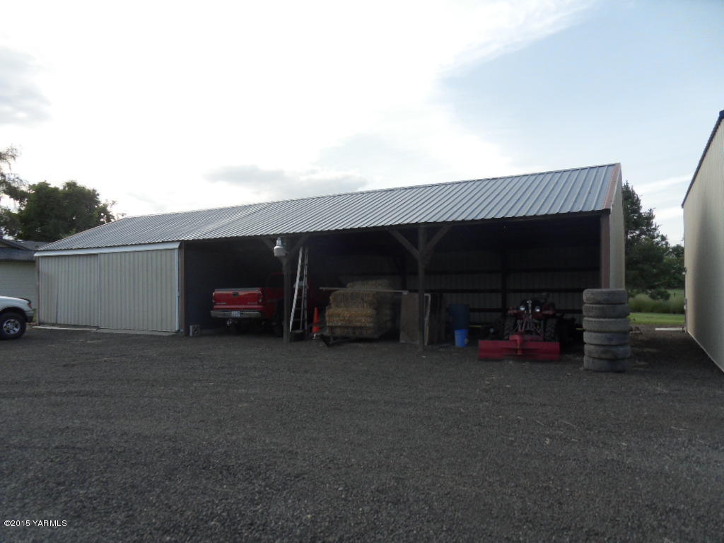3501 Wiley Road Yakima, WA 98903 - Photo 24 of 31 a view of a car in garage