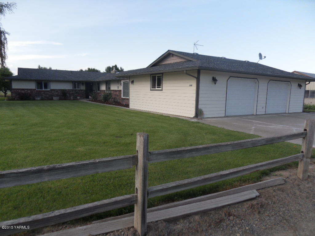 3501 Wiley Road Yakima, WA 98903 - Photo 25 of 31 a backyard of a house with lots of green space