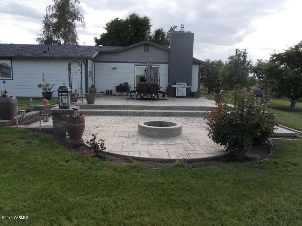 3501 Wiley Road Yakima, WA 98903 - Photo 26 of 31 a view of a backyard with sitting area