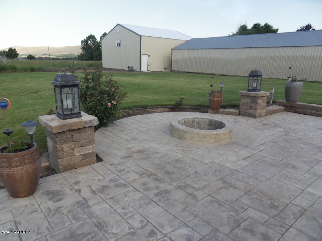 3501 Wiley Road Yakima, WA 98903 - Photo 27 of 31 a front view of a house with garden