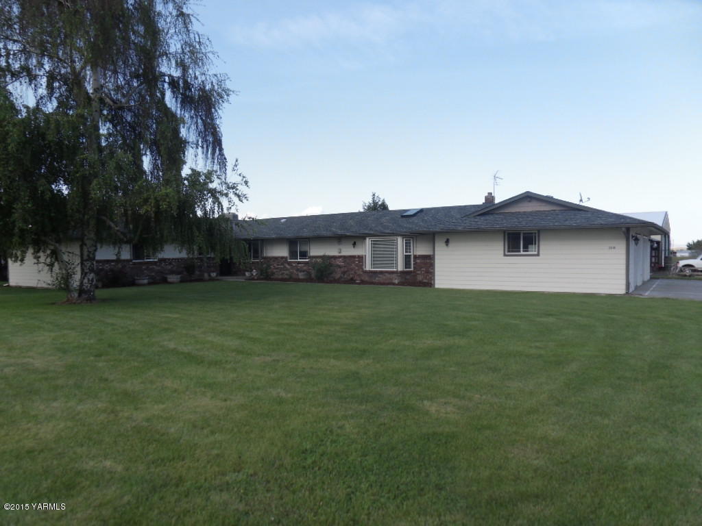 3501 Wiley Road Yakima, WA 98903 - Photo 4 of 31 a front view of a house with a garden and plants