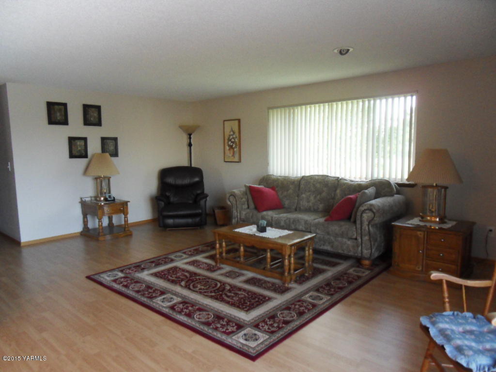 3501 Wiley Road Yakima, WA 98903 - Photo 6 of 31 a living room with furniture and a window