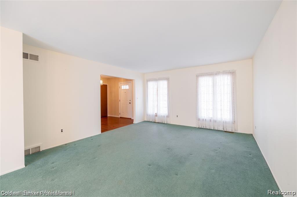 36029 Smithfield Road Farmington, MI 48335 - Photo 4 of 36 36029 Smithfield, Farmington (4 of 36).jpg
