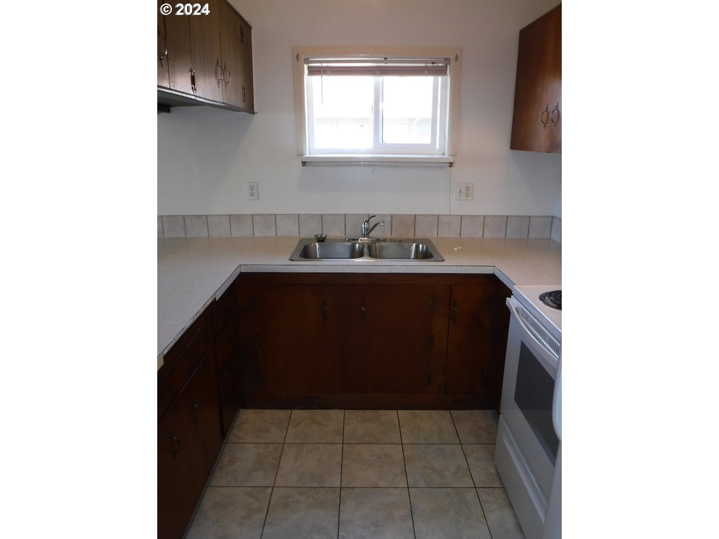 160 Spring Street Gardiner, OR 97441 - Photo 14 of 25