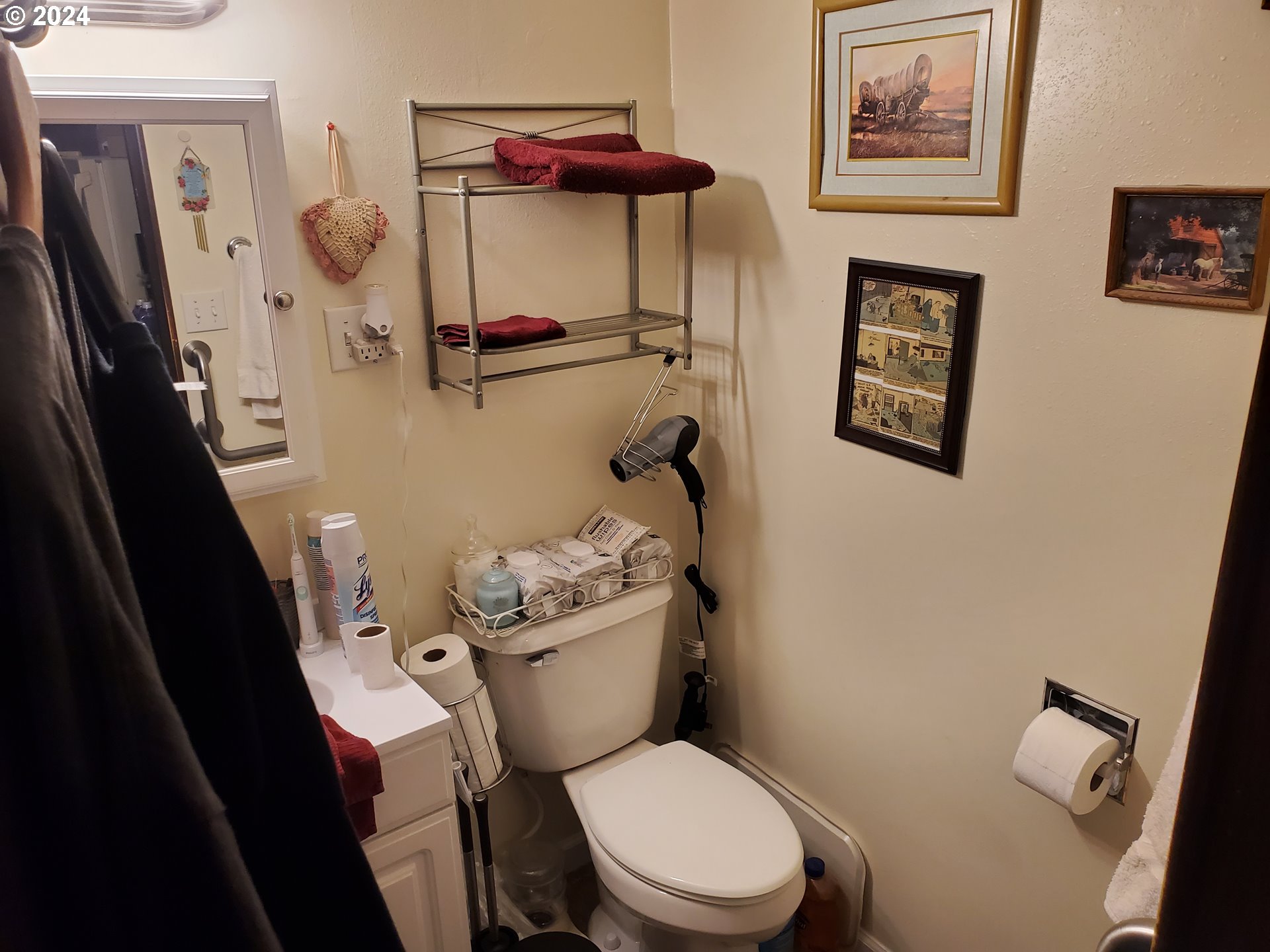 160 Spring Street Gardiner, OR 97441 - Photo 9 of 25