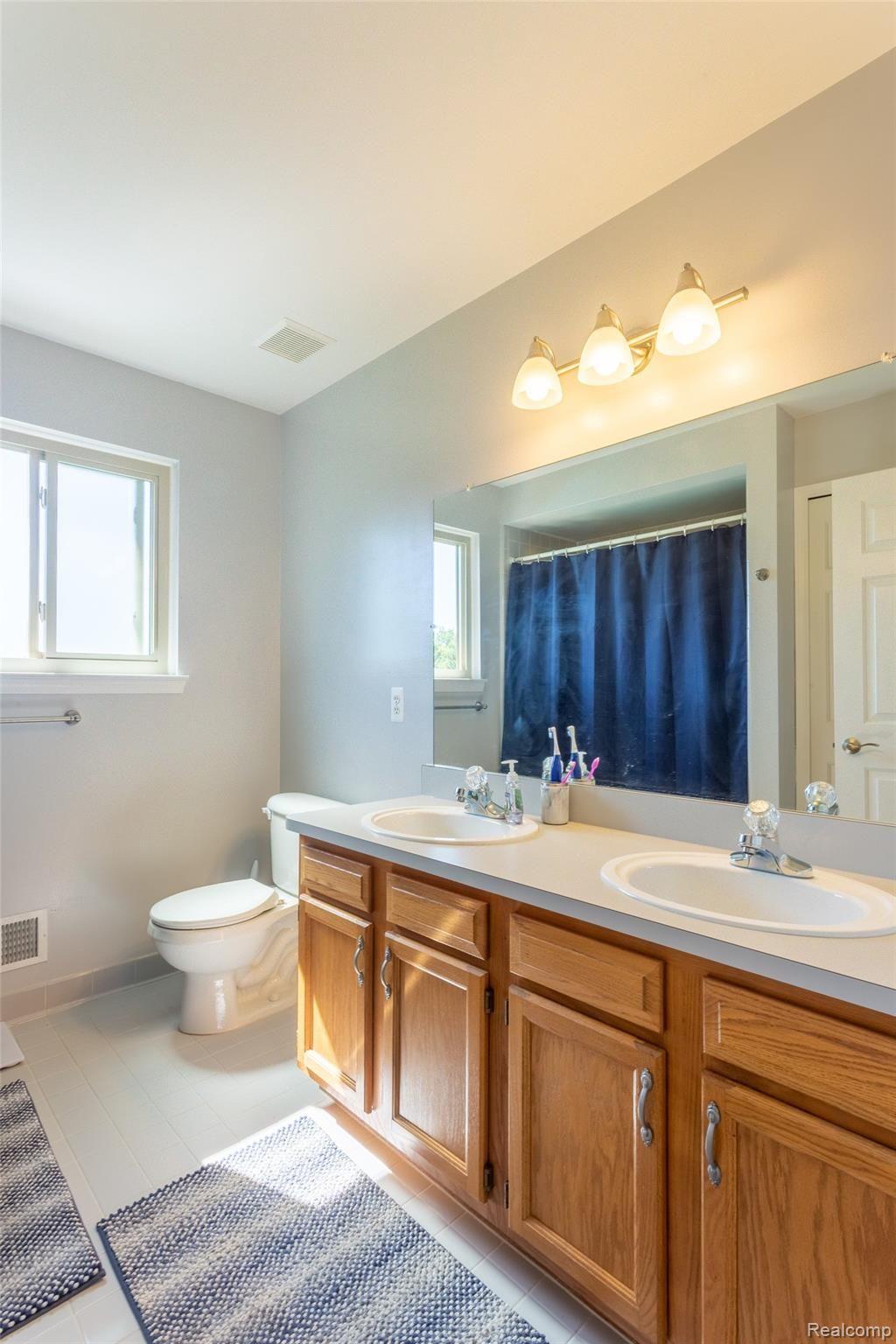 22580 Rambling Drive Macomb, MI 48044 - Photo 34 of 45 Rambling Dr_22580-Upper-Full Bath-28.jpg