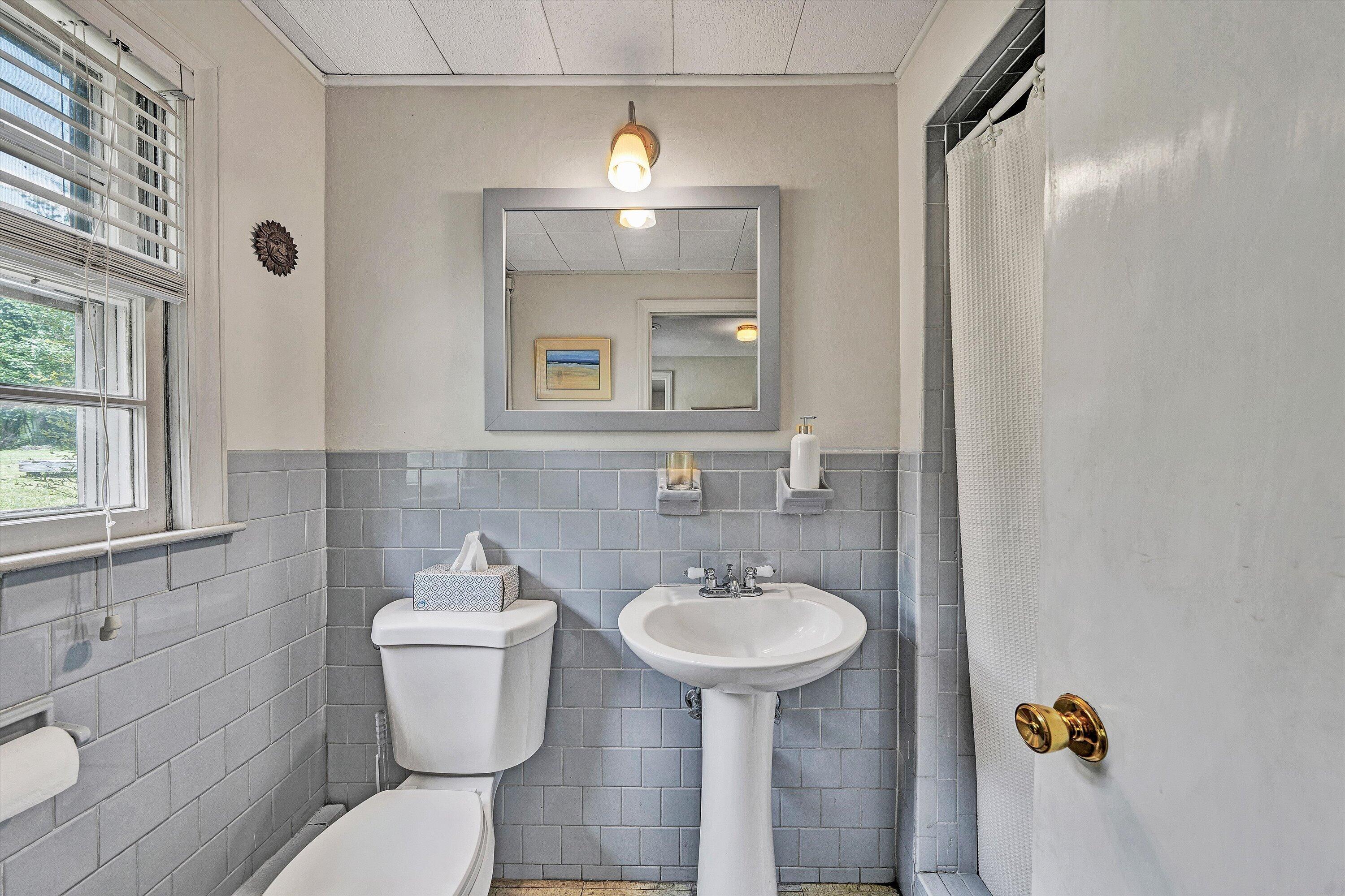7008 Goff Road Roanoke, VA 24019 - Photo 26 of 38 Full bath (lower level)