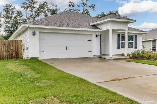 a view of a house with backyard