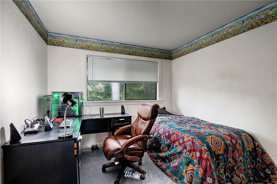 4404 Terrace Drive, Unit 3 Everett, WA 98203 - Photo 6 of 18 a bedroom with a bed and a window