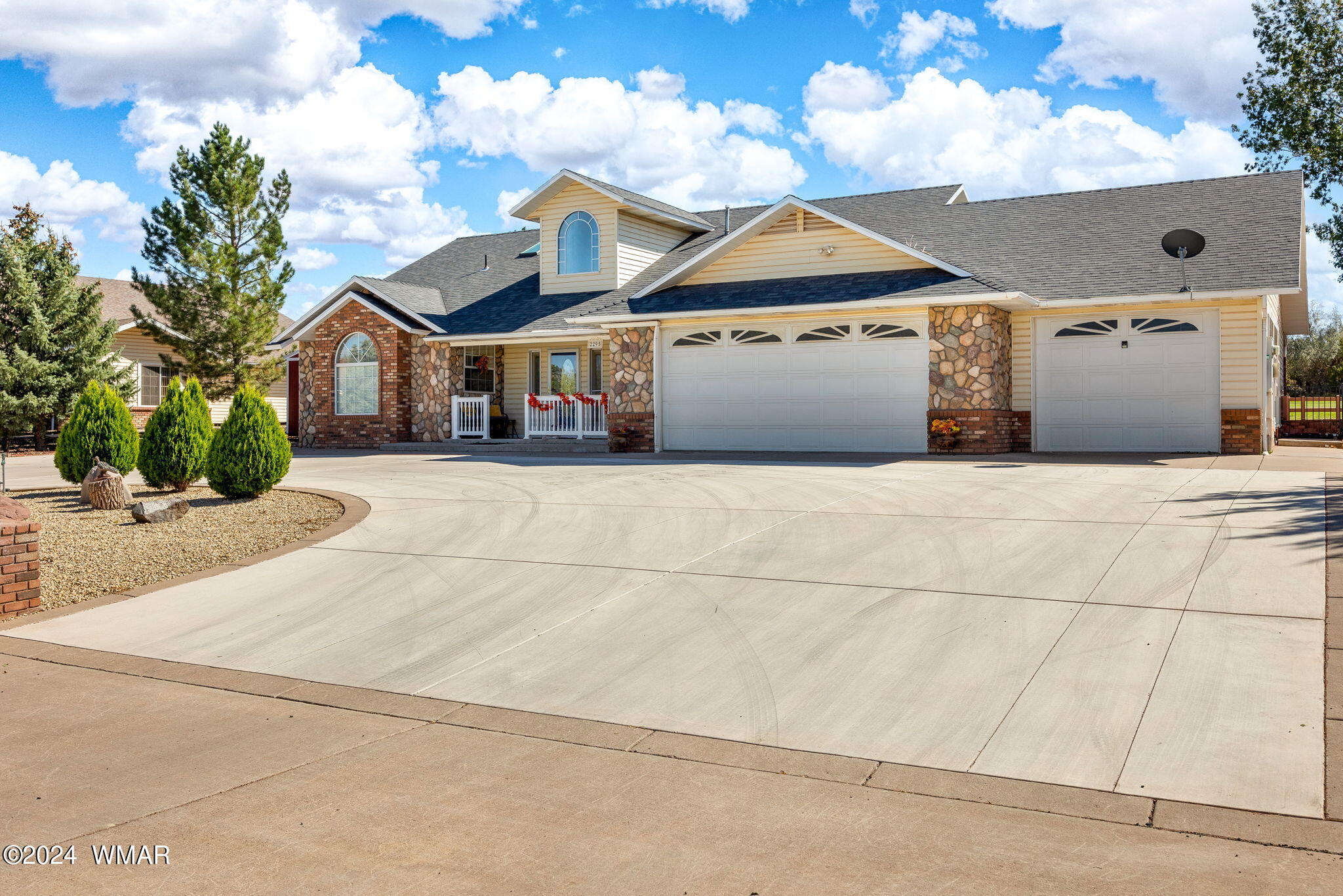 2295 Ridge Road Snowflake, AZ 85937 - Photo 3 of 41 with 3-car attached garage