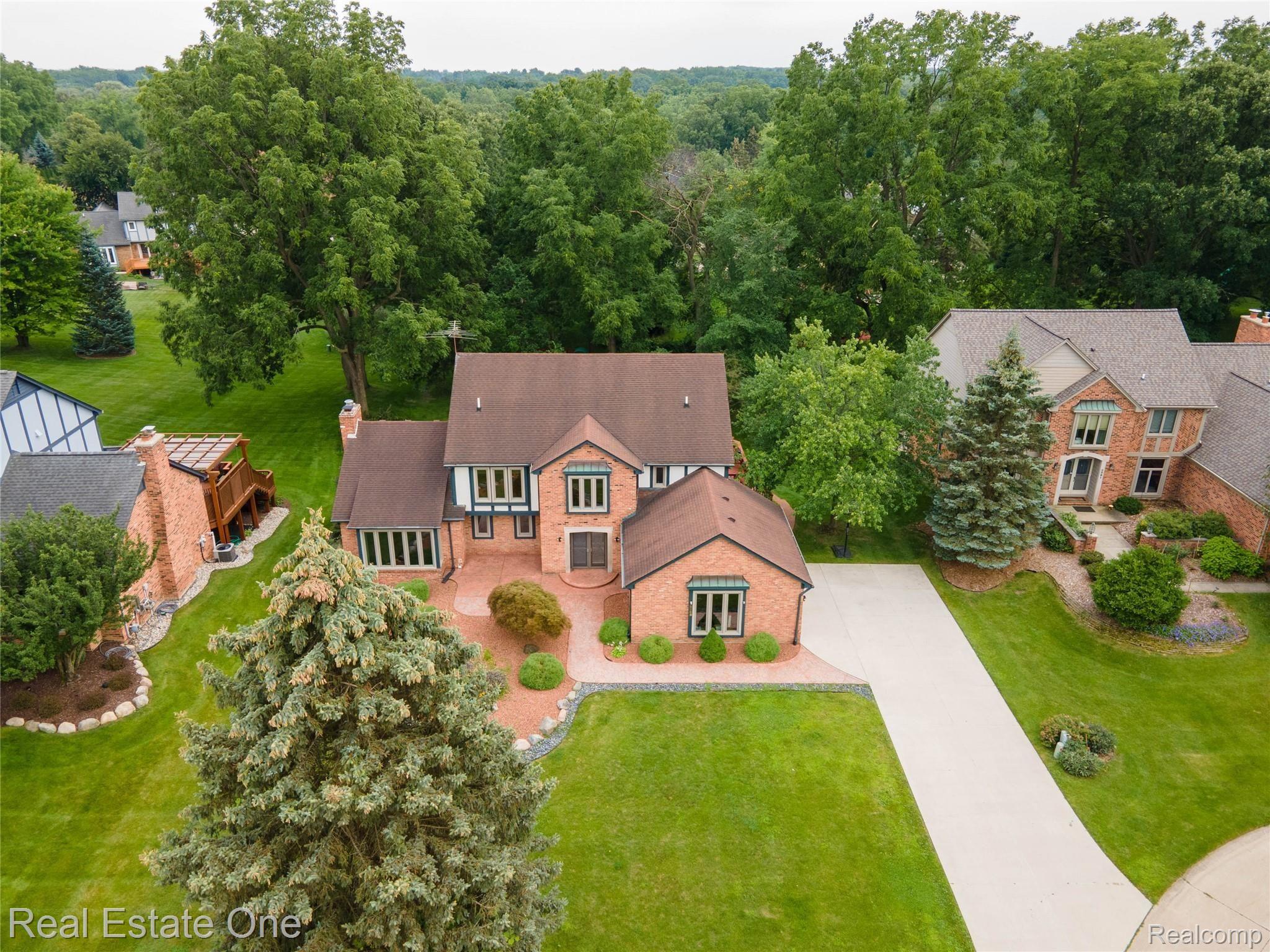 2565 Topsham Drive Rochester, MI 48306 - Photo 33 of 45 DJI_0751.jpg
