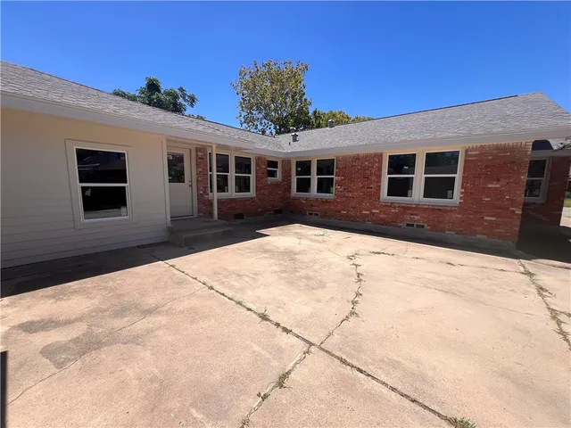 a house view with a outdoor space