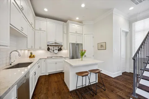 $775,000 | 3928 West Main Street, Houston, TX 77027
