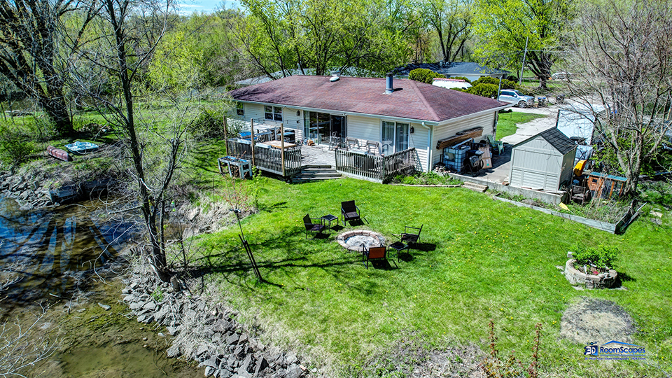 319 Croyden Street Spring Grove, IL 60081 - Photo 33 of 42 a front view of a house with garden