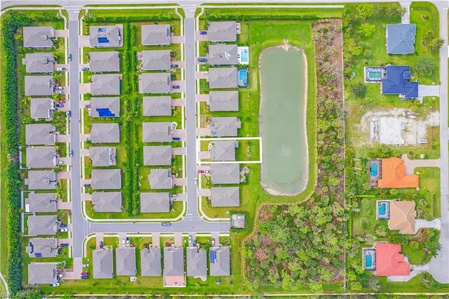 $699,900 | 673 Hadley Street East, Naples, FL 34104