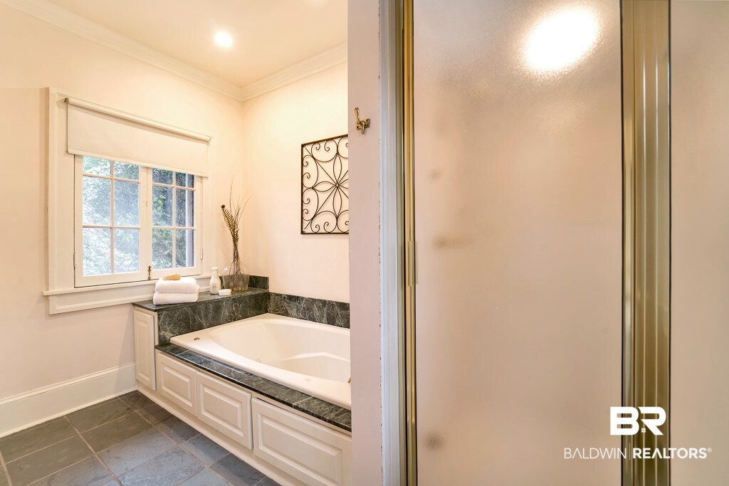 2355 Venetia Road Mobile, AL 36605 - Photo 26 of 48 Her Master Bath Tub