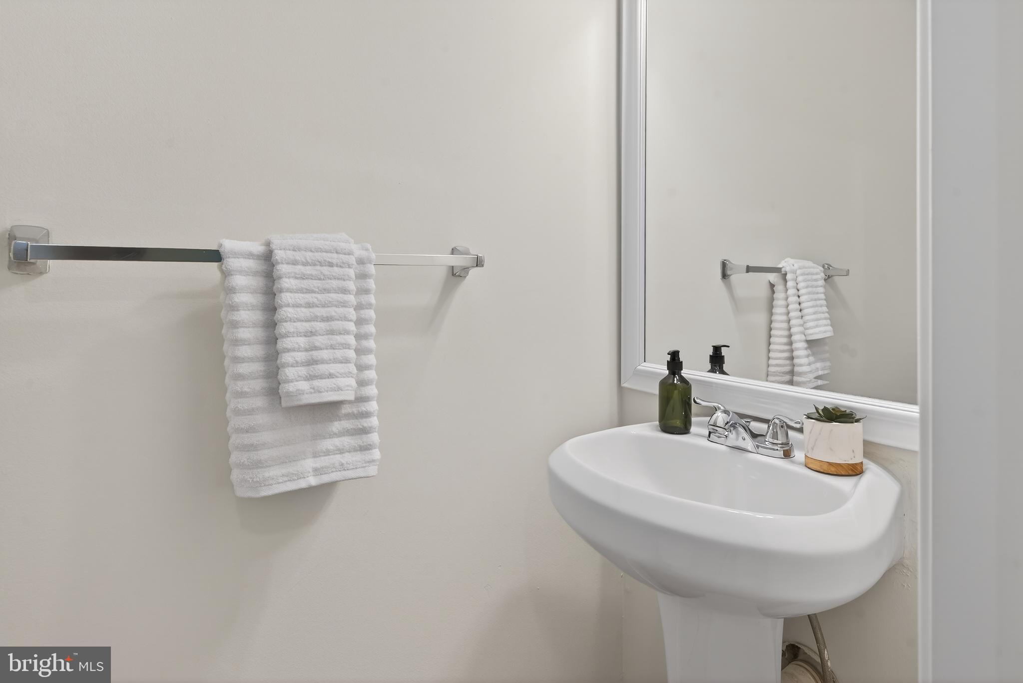 23616 Public House Road Clarksburg, MD 20871 - Photo 9 of 35 a bathroom with a sink and a mirror