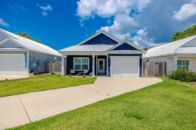 a view of a yard in front of house