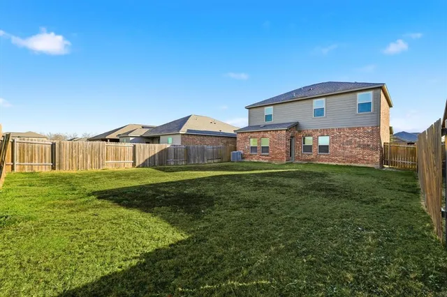 a view of a back yard