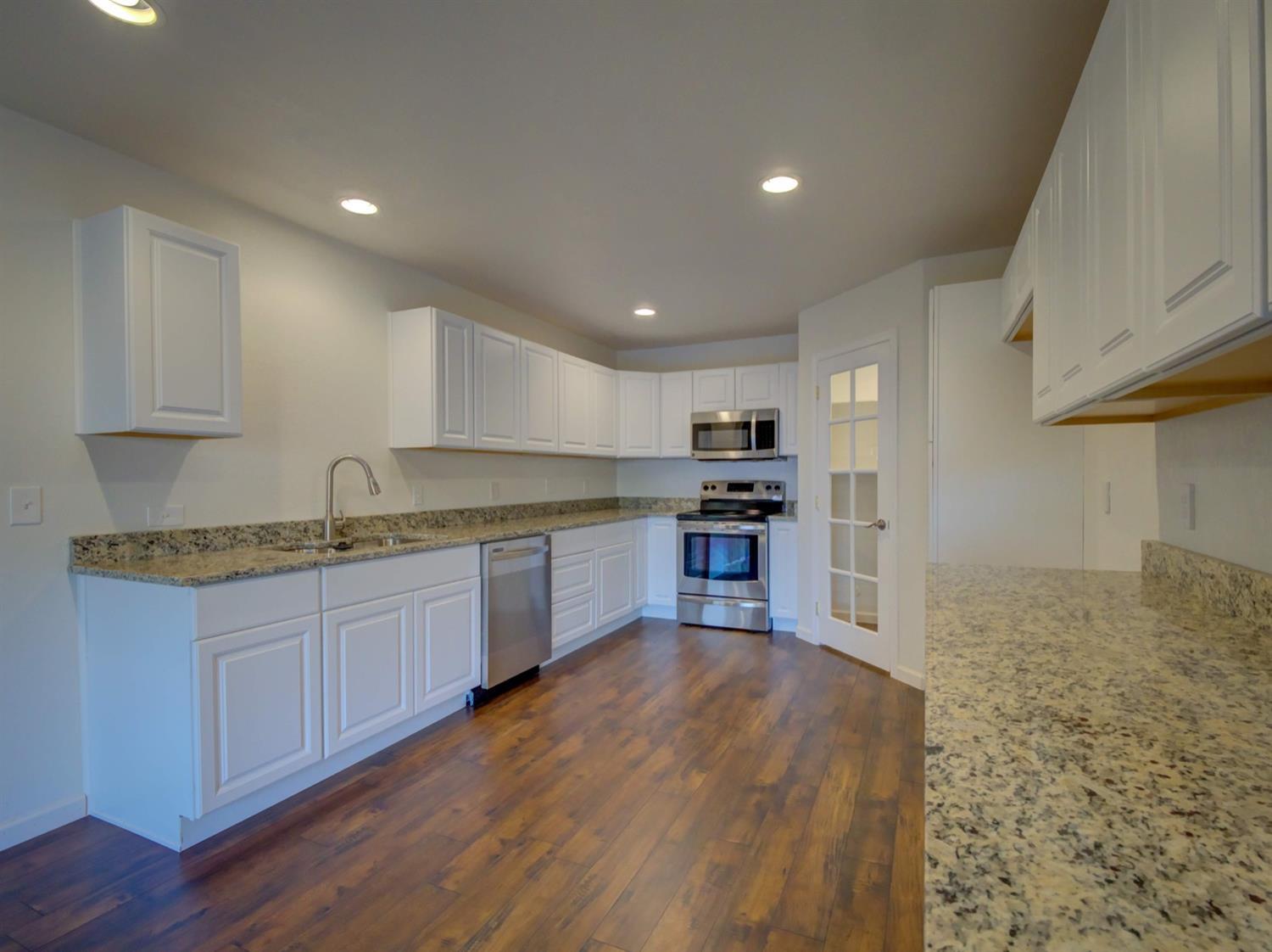 2407 Merlin Road Grants Pass, OR 97526 - Photo 8 of 34 Kitchen with walk-in pantry.