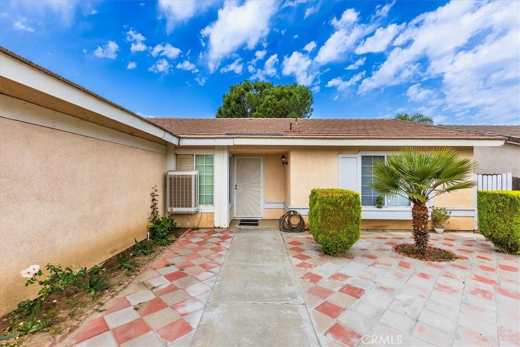 162 Peppertree Way San Jacinto, CA 92583 - Photo 4 of 23 a front view of a house with garden