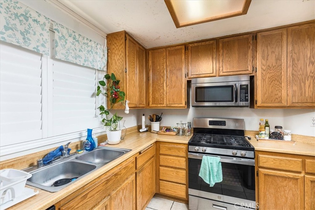 162 Peppertree Way San Jacinto, CA 92583 - Photo 7 of 23 a kitchen with stainless steel appliances granite countertop a sink stove and microwave