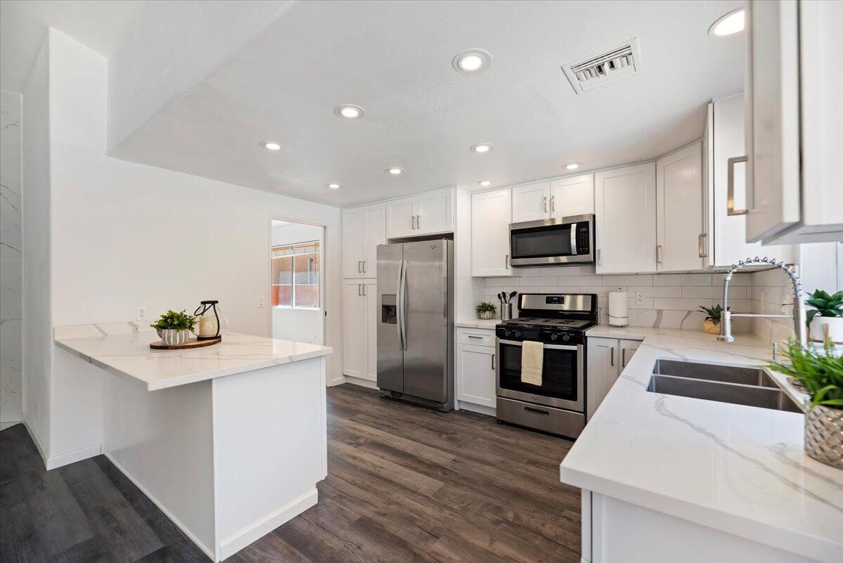 68635 Panorama Road Cathedral City, CA 92234 - Photo 27 of 58 21-Kitchen