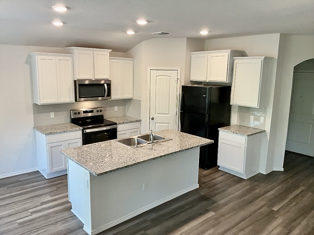 124 Marcel Court Taylor, TX 76574 - Photo 5 of 17 Kitchen with center island, breakfast bar, pantry, and appliances
