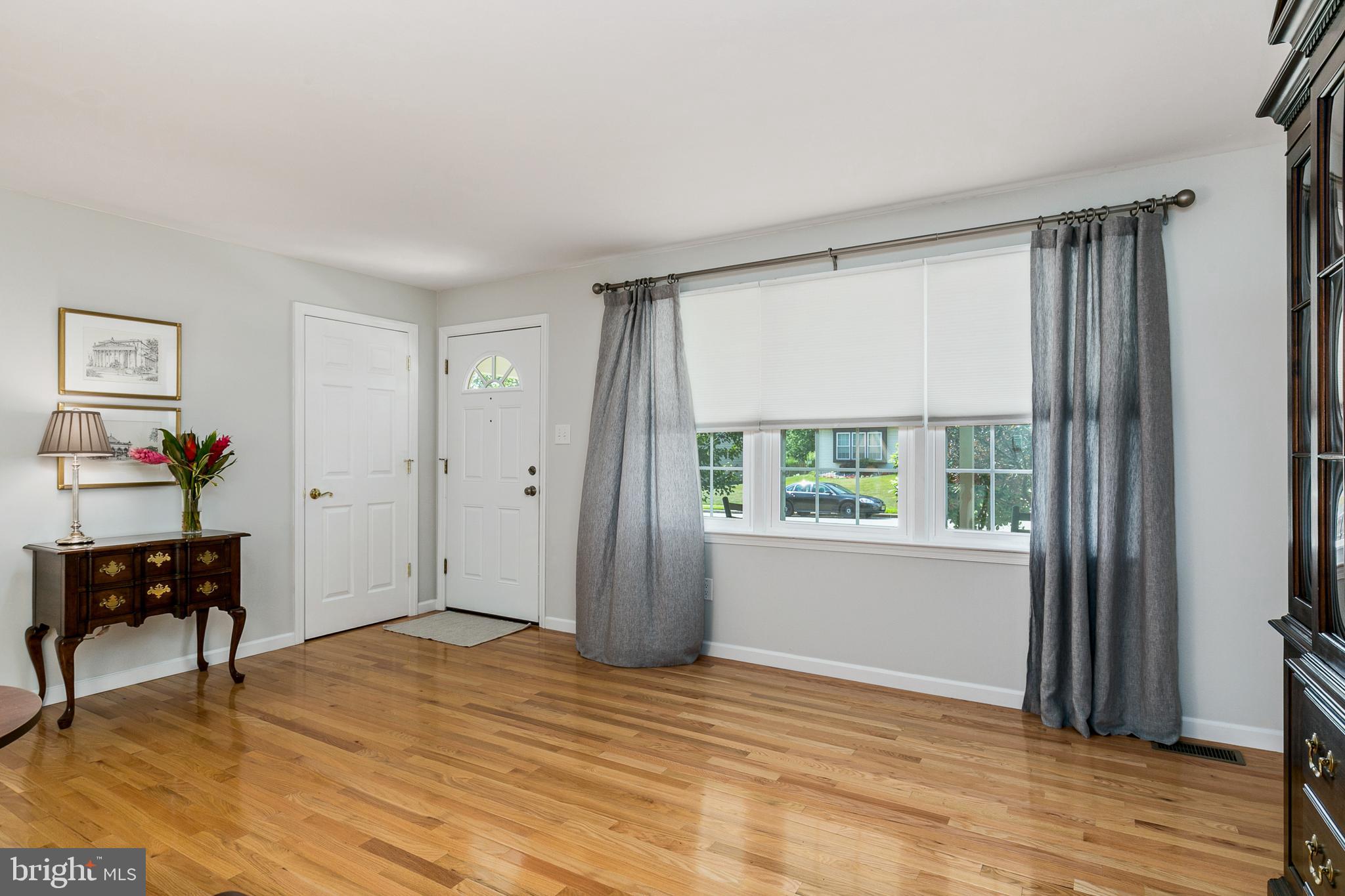 214 Farmington Road Delran, NJ 08075 - Photo 4 of 26 Living Room