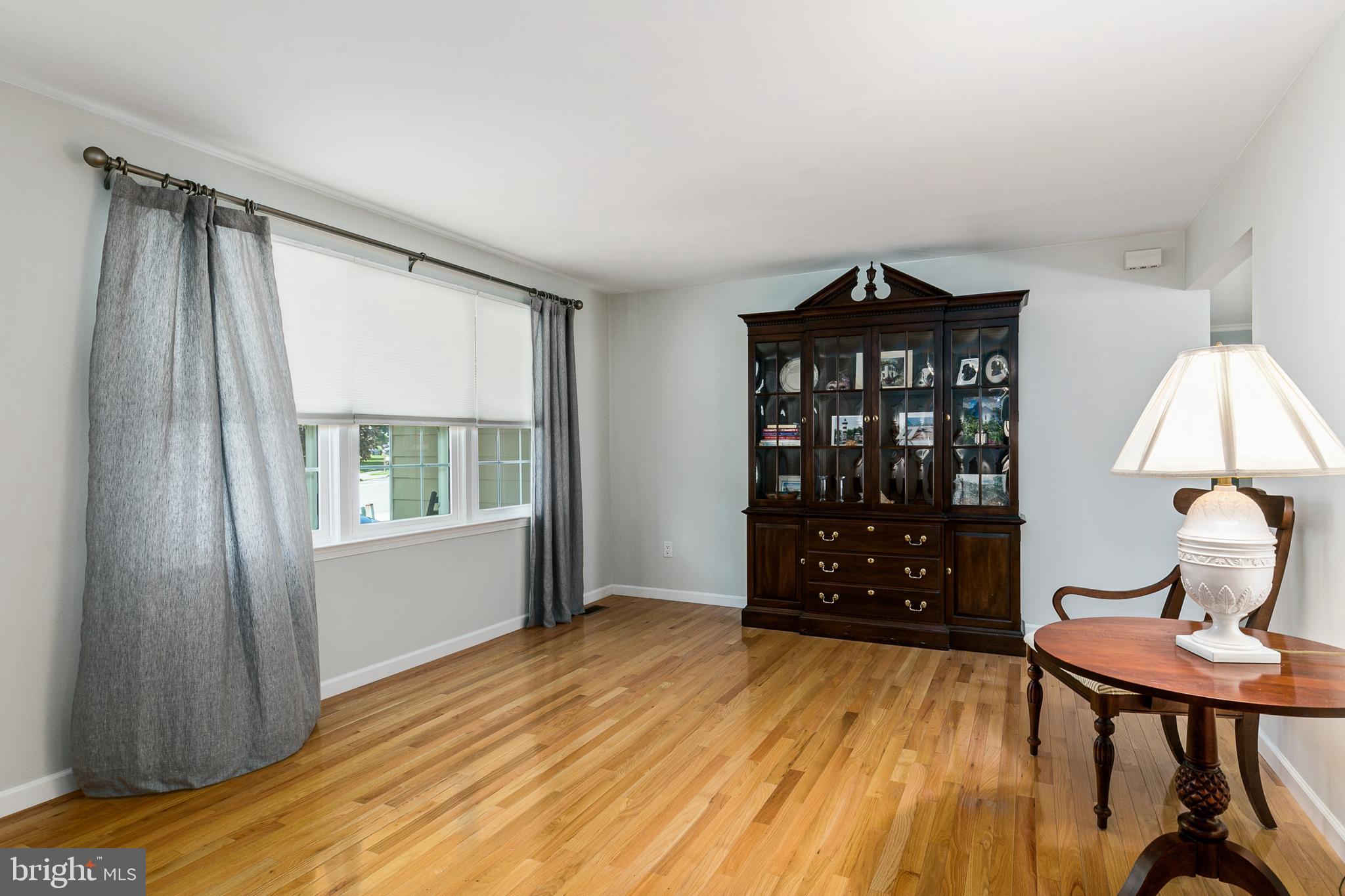 214 Farmington Road Delran, NJ 08075 - Photo 7 of 26 Living Room