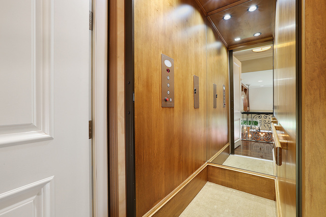 218 Shadow Ridge Court Palos Park, IL 60464 - Photo 20 of 40 a bathroom with a glass shower door
