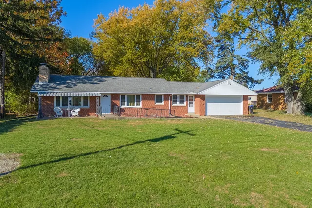 a view of a yard in front of house