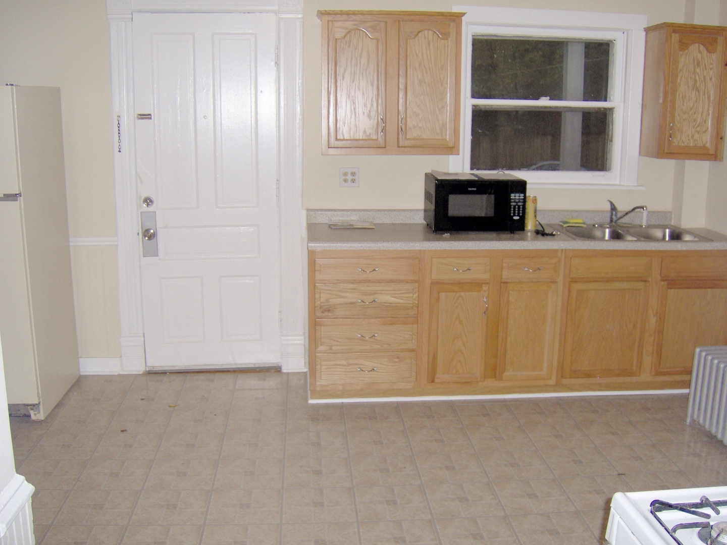 486 Ashland Avenue Elgin, IL 60123 - Photo 2 of 21 a kitchen with a sink and cabinets