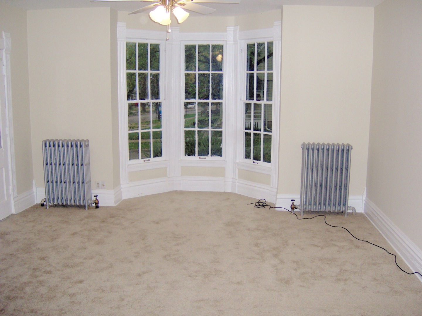 486 Ashland Avenue Elgin, IL 60123 - Photo 4 of 21 an empty room with windows