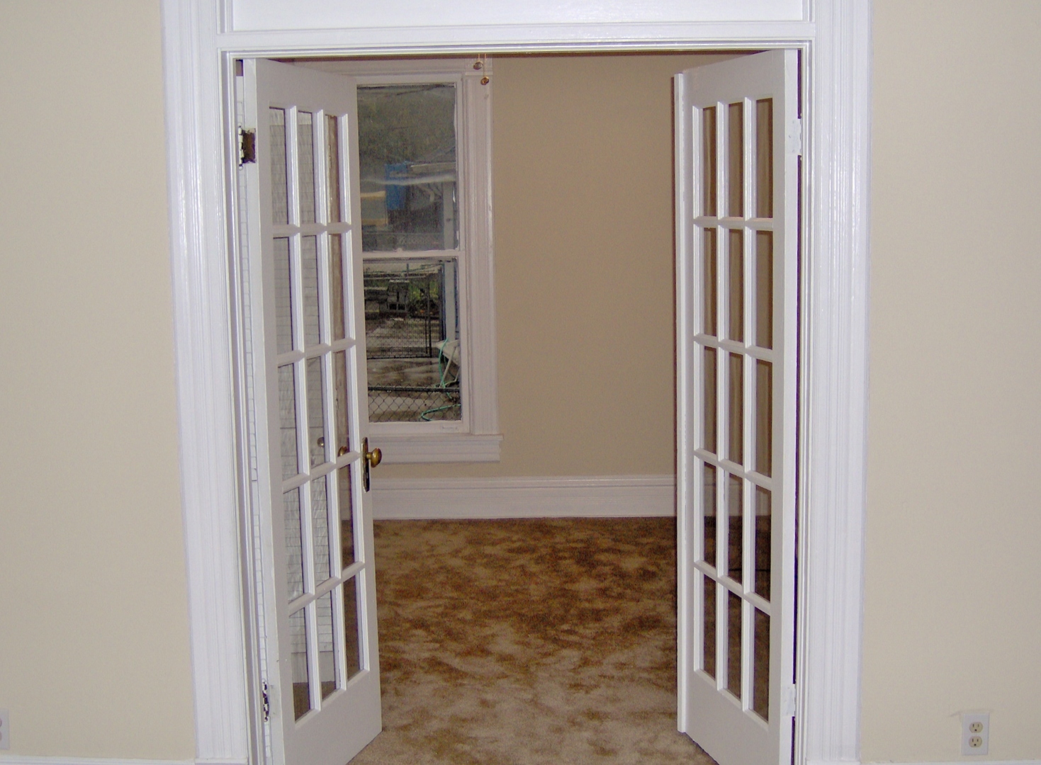 486 Ashland Avenue Elgin, IL 60123 - Photo 6 of 21 an entryway with a glass door