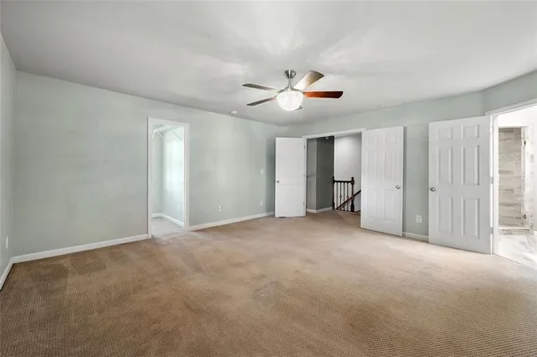 a view of empty room with a ceiling fan