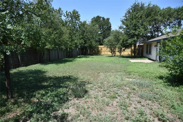 a view of a back yard