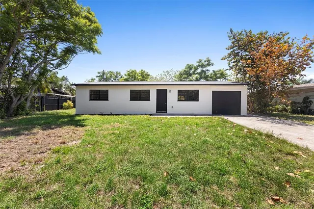 a view of a house with backyard and garden