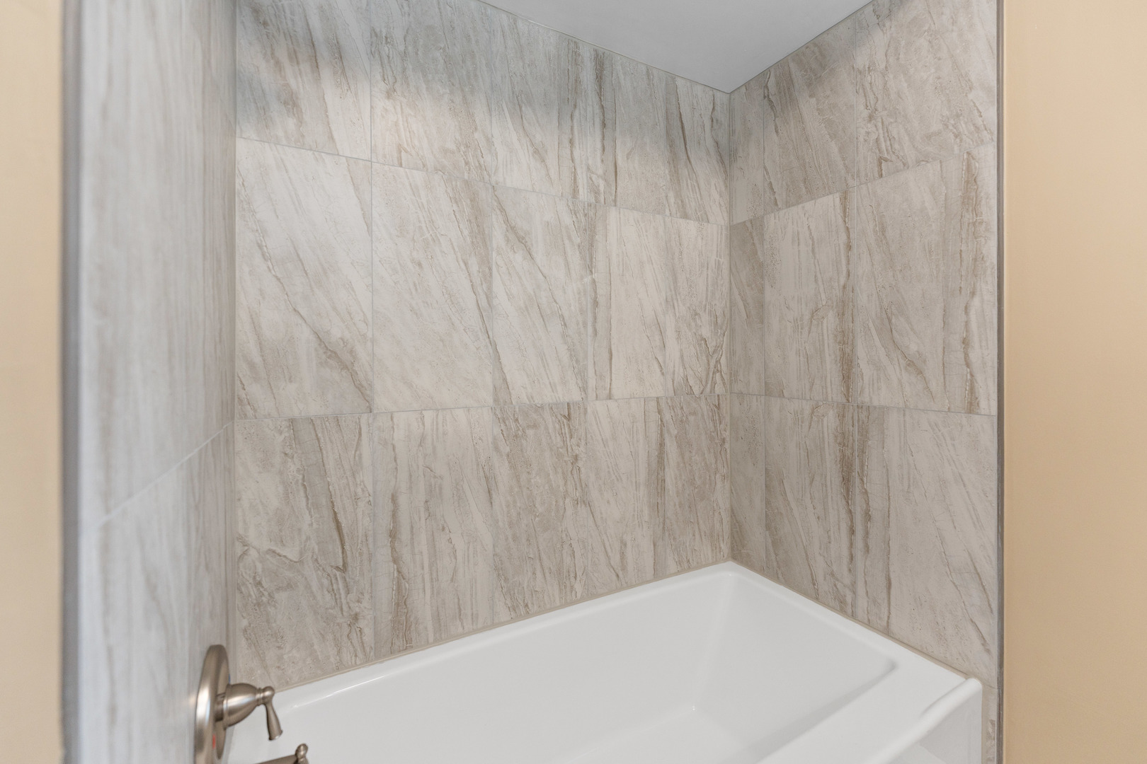 286 Wayne Court, Unit 2 Bartlett, IL 60103 - Photo 15 of 26 a close up of a white wall