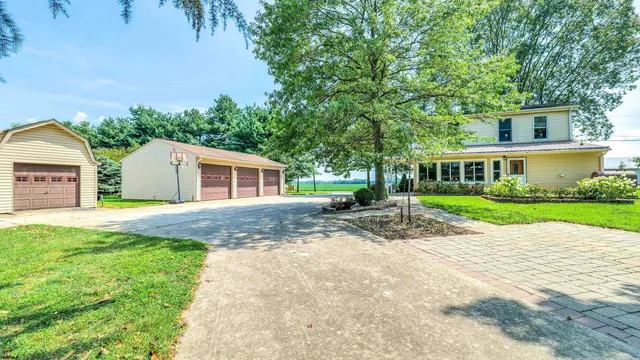 a view of a house with a yard