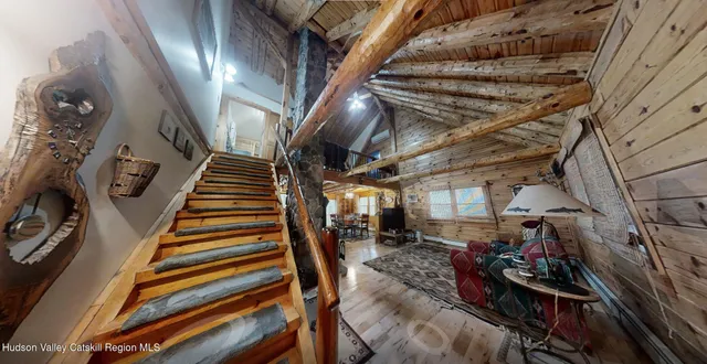 a bed room with a bed and a closet