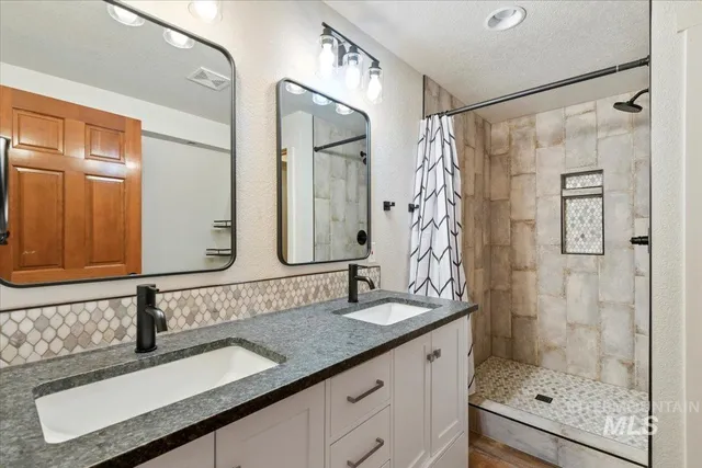 $699,900 | 76 West Castle Creek Road, Garden Valley, ID 83622