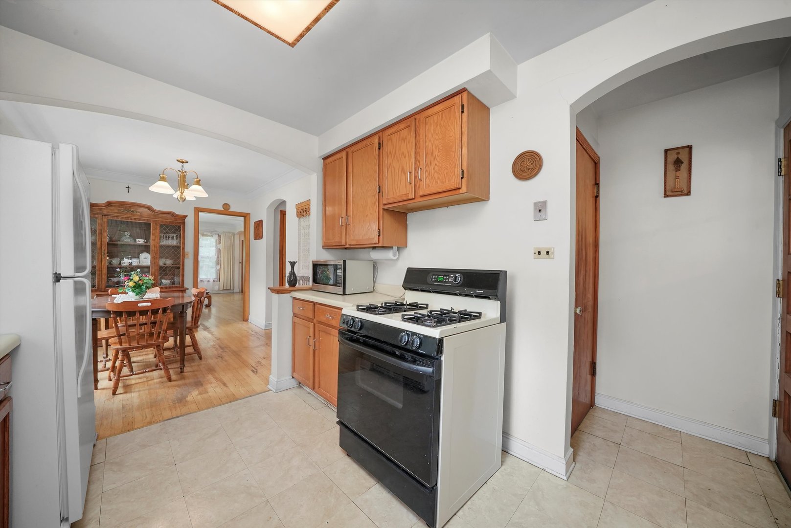 560 Selborne Road Riverside, IL 60546 - Photo 11 of 32 a kitchen with a stove and a refrigerator