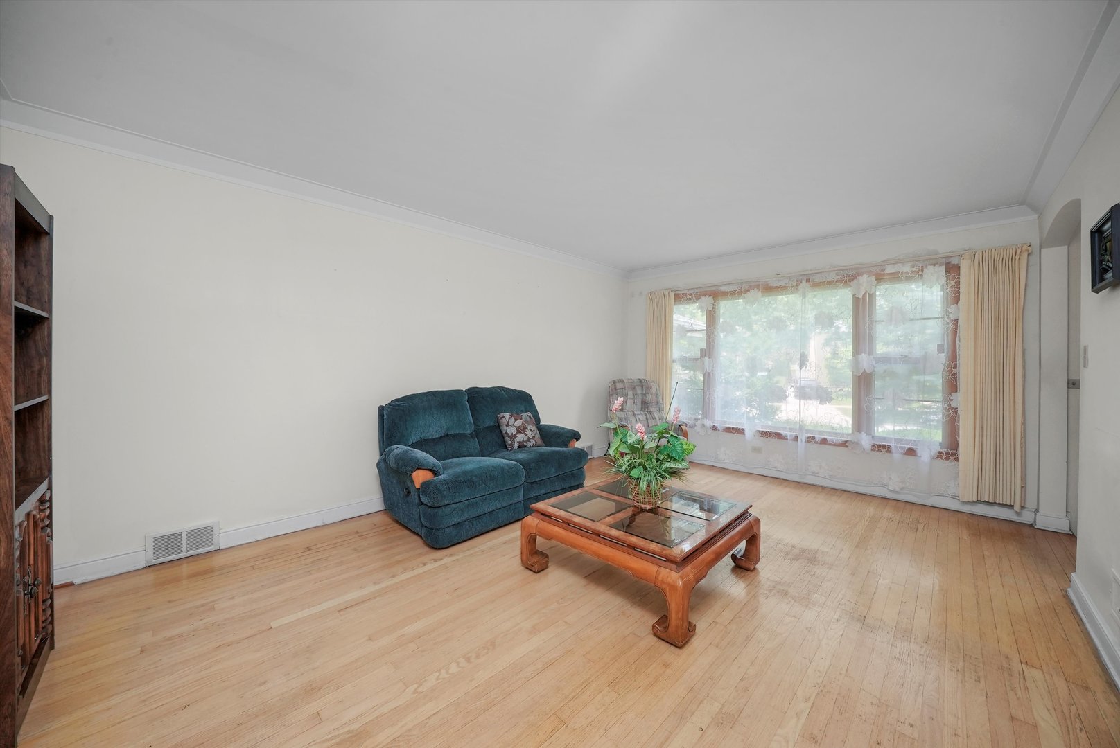 560 Selborne Road Riverside, IL 60546 - Photo 3 of 32 a living room with furniture and a wooden floor