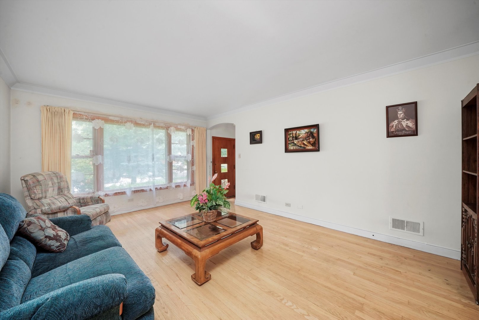 560 Selborne Road Riverside, IL 60546 - Photo 4 of 32 a living room with furniture and window