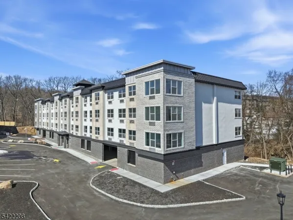 $3,100 | 95 Shepherd Lane, Unit B201, Totowa, NJ 07512