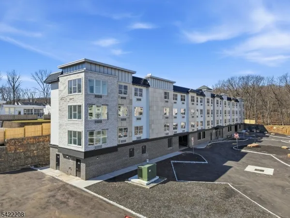 $3,100 | 95 Shepherd Lane, Unit B201, Totowa, NJ 07512